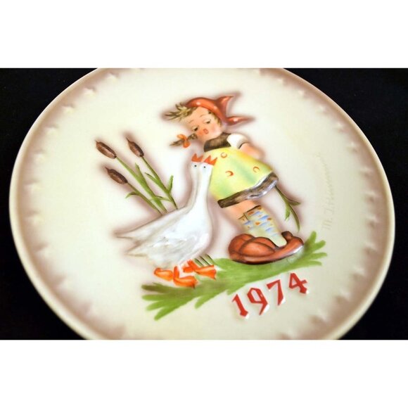 1974 Hummel Porcelain Plate Girl With Goose 4th Annual Plate Bas Relief Goebel - Picture 5 of 7